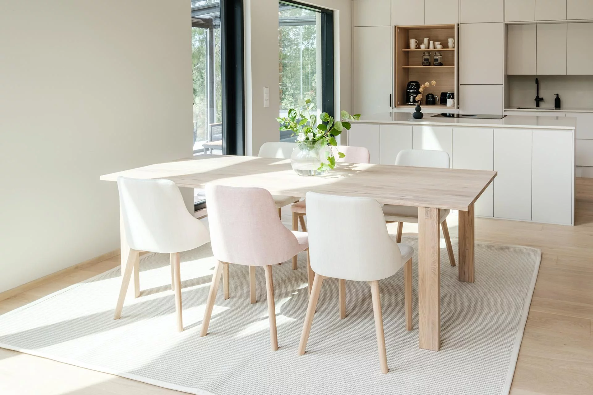 Interior Sales Store -Interior Sales Store Casia ruokapoyta ja tuolit miljoo2